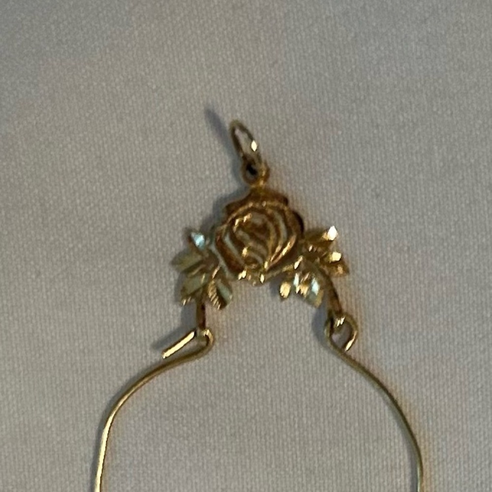 Elegant Gold Floral Bracelet - Picture 3 of 3